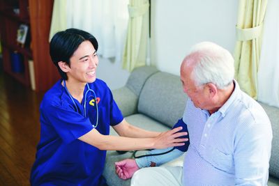 温かなやり取りの場面