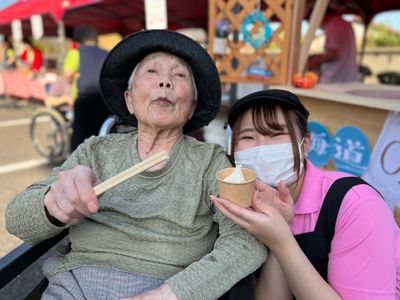 笑顔のケアスタッフと利用者