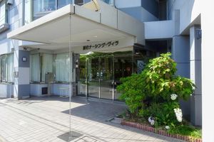 植物に囲まれたエントランス