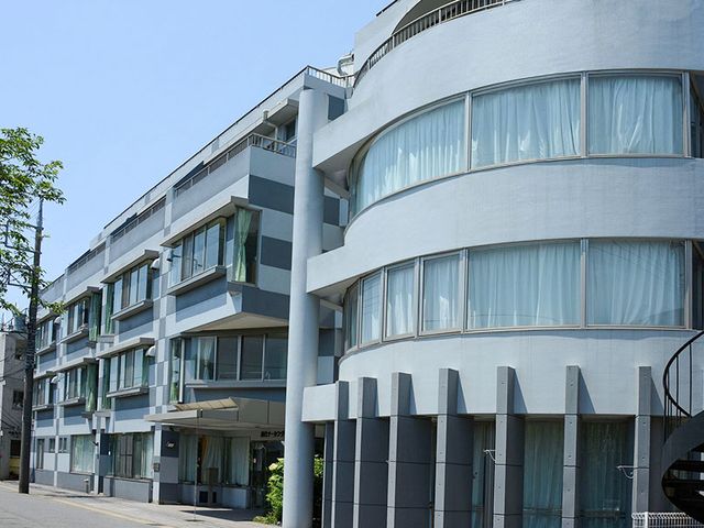 曲線が特徴の建物外観 外観   大きな窓から自然光が差し込む洗練された建物です。明るい職場環境を求める方に最適です。