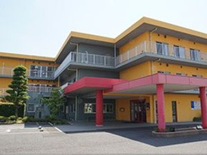 明るい外観の建物  