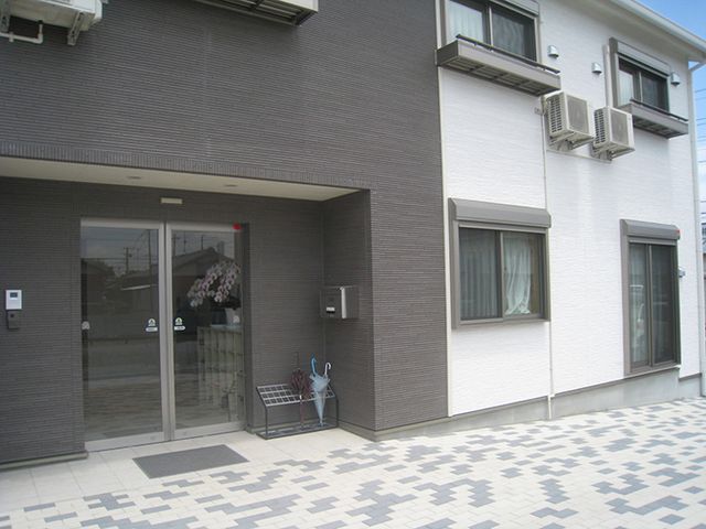 落ち着いた雰囲気の建物外観 外観 落ち着いた色合いの外観です。きちんと整備された玄関先が、訪れる人々を迎えます。