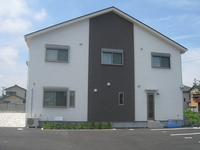 広々とした外観 外観 広々とした外観とゆったりとした駐車スペースで、訪れる方を迎え入れやすい環境です。