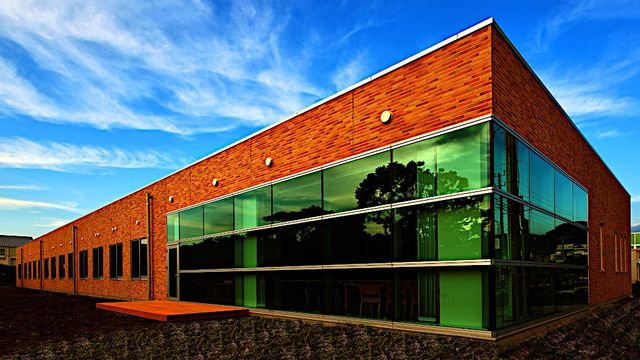 モダンな建築の外観 外観 広々とした外観が特徴の施設です。ガラス面が多く、開放的な印象を受けます。