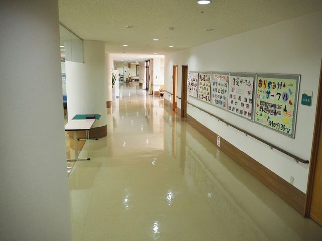 明るい廊下の様子 廊下 広々とした廊下には掲示物があり、移動中でも情報を確認できる工夫があります。