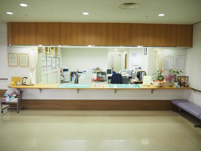 スタッフの様子を窺えるフロント フロント 広々とした受付カウンターでは、スタッフが丁寧に対応しています。温かい雰囲気が漂います。
