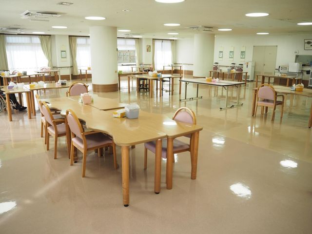 明るい広々とした食堂 食堂 自然光が差し込む広々とした空間で、ゆったりとした食事の時間を過ごせます。