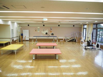 運動設備のある広い空間