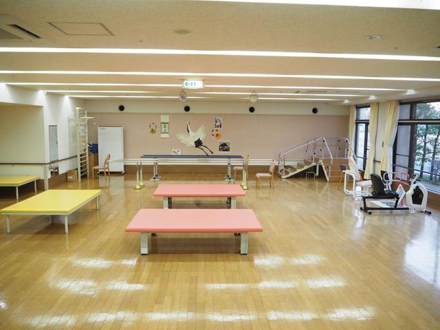 運動設備のある広い空間 機能訓練室 広々とした空間で、リハビリやエクササイズがしやすい環境です。施設内の設備も整っています。