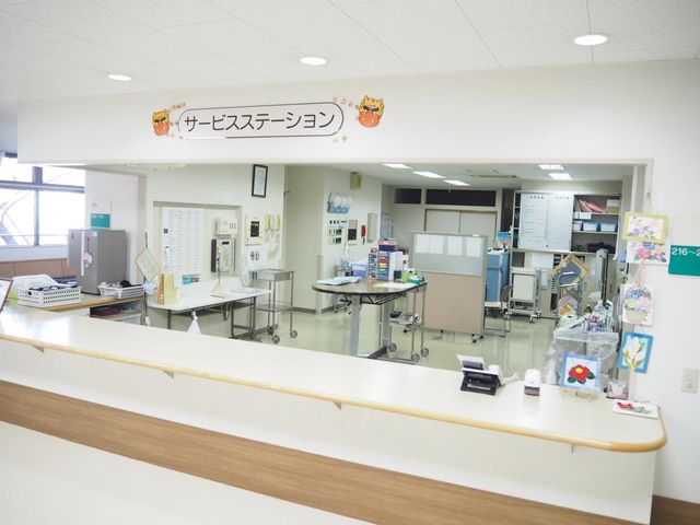 作業スペースのカウンター スタッフイメージ 明るさが特徴の作業スペースです。各種設備が整い、スタッフの活動がスムーズに行われます。