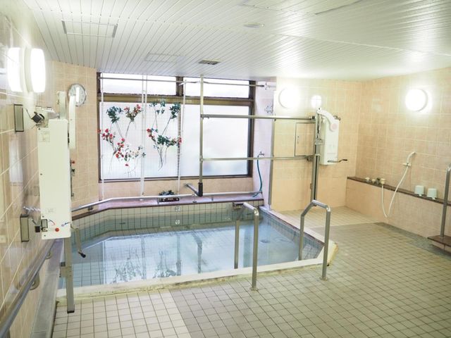 広々とした浴室 浴室 自然光が差し込む広々とした空間で、リラックスして過ごせます。安全に配慮した設計です。