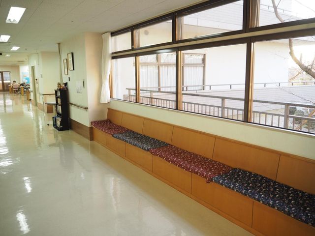 長椅子がある廊下 廊下 自然光が差し込む廊下に、長椅子が配置されています。移動中の休憩に適した空間です。