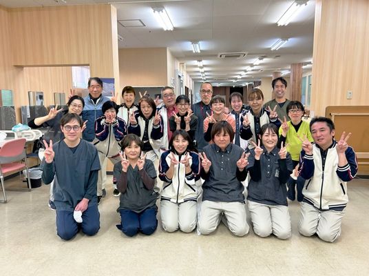 集合するスタッフたちの廊下  