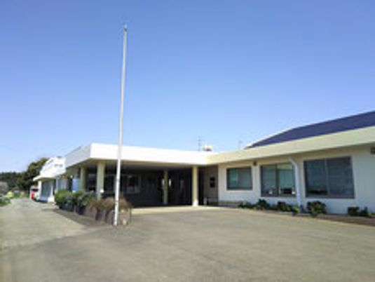 緑に囲まれた建物の外観
