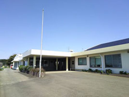 緑に囲まれた建物の外観