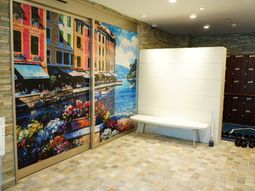 エントランスのカラフルな壁画