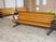 施設には掃き出し窓からも出られる場所にタイル張りのデッキが設けられている。木と金属を組み合わせたベンチが置かれている。
