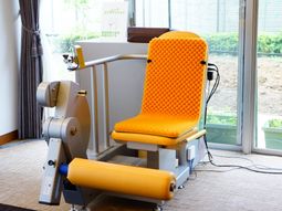 オレンジ色の機能訓練機器