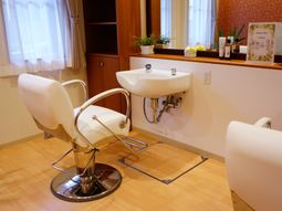 美容室の椅子と洗面台