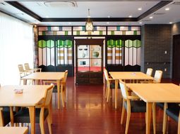 明るい食堂の風景