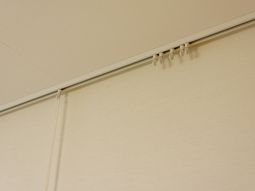 カーテンレールのクローズアップ