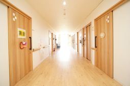 明るく清潔感のある廊下