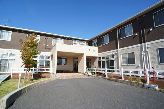 明るいエントランスの外観
