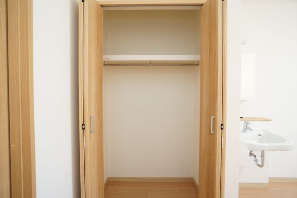 洋室のクローゼットと洗面台