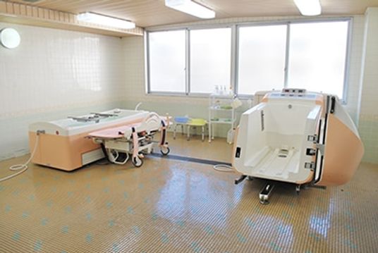 機械浴槽のある浴室