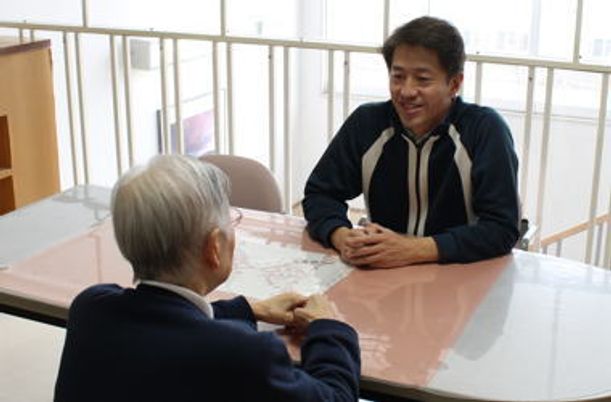 談話中の二人