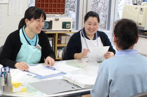 笑顔で会話する職員の様子