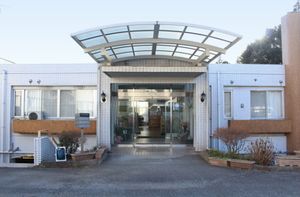 ガラス屋根のエントランス