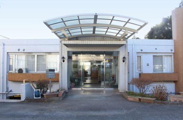 ガラス屋根のエントランス