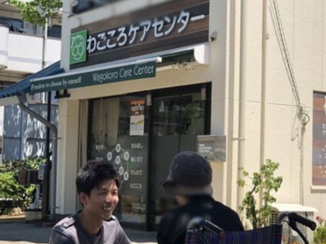 親しみやすいエントランス エントランス 自然豊かな場所に位置する施設のエントランスです。笑顔で交流が見られます。