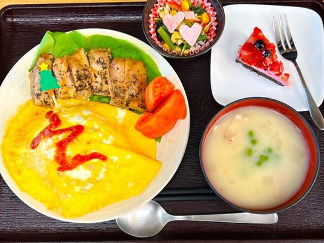 彩り豊かな料理 料理 彩り豊かな食事は、充実した栄養バランスを提供します。盛り付けも美しく、食欲をそそる内容です。