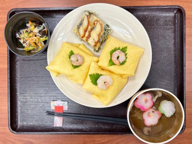 華やかな料理プレート 料理 色とりどりの食事は、利用者の食欲を引き出します。盛り付けも丁寧で、楽しみながら食事が可能です。