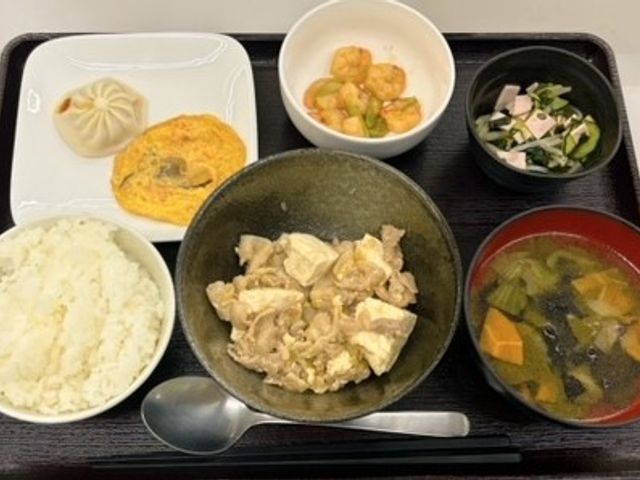 バランスの取れた食事 食堂 栄養バランスを考慮した食事メニューです。この施設での食事が健康をサポートします。
