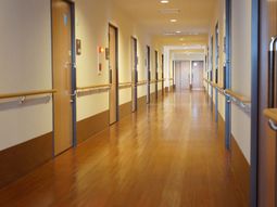 明るい廊下と手すり