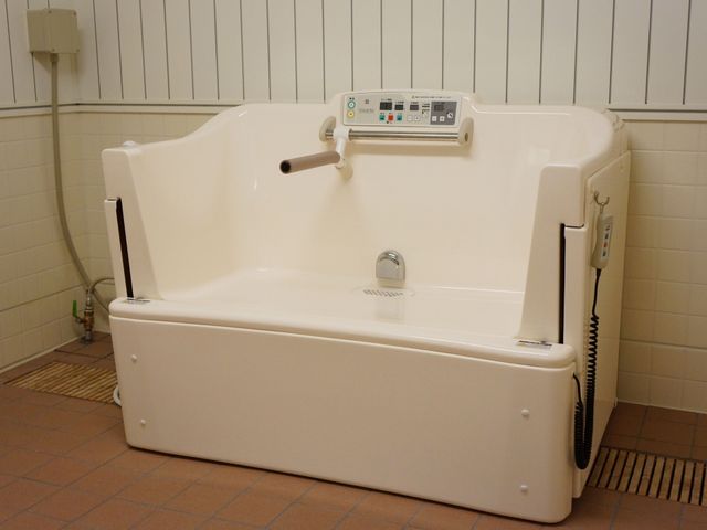 ケア用のバスタブ設備 浴室 最新鋭の設備を備えた清潔な浴室です。安全で心地よい入浴をサポートする機能も整っています。