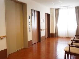 清潔感のある廊下と窓