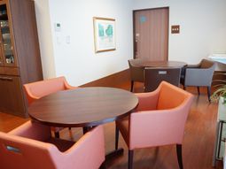 円卓と椅子のある施設空間