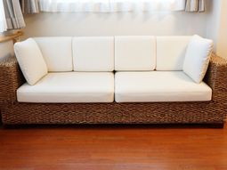 清潔な白いソファ