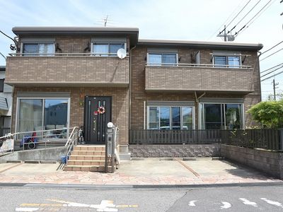 落ち着いた二階建ての外観