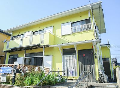 明るい外観の建物