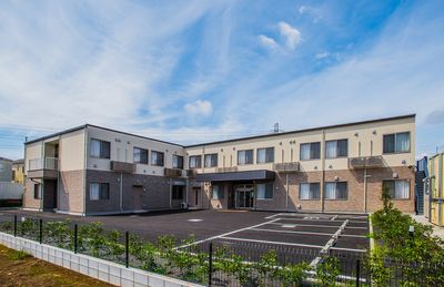 明るい外観の施設