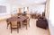 椅子とテーブルの多目的室