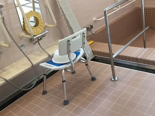 入浴用椅子と手すりの浴室  