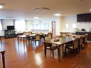 広々とした明るい共用ダイニング