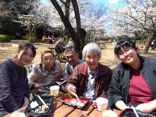 屋外での食事風景