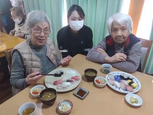 会話を楽しむ人々